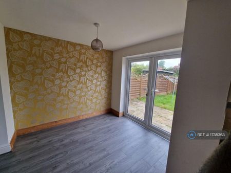 4 bedroom semi-detached house to rent - Photo 4