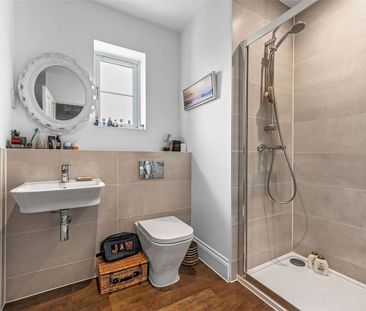 A beautifully presented five bedroom family home set in a small exc... - Photo 1