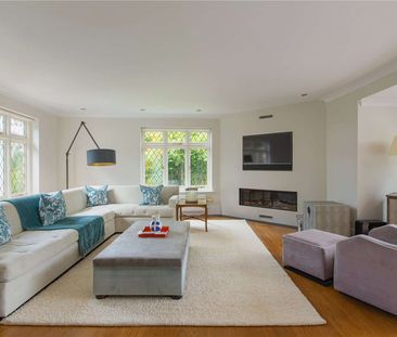 Beautiful arts and crafts house with commanding views over the Chilterns with gardens, tennis court and heated outdoor swimming pool - Photo 1