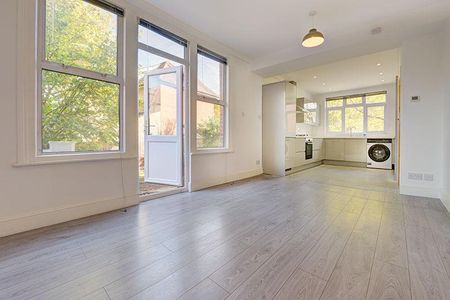 4 bedroom semi-detached house to rent - Photo 5