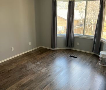 Spacious Bungalow 6 bdrms home in Lake Bonavista - Photo 5
