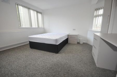 6 bedroom terraced house to rent - Photo 3