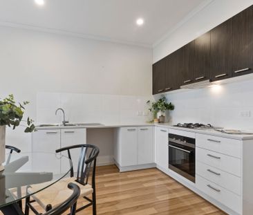 Modern 3-Bedroom Townhouse in a Quiet, Convenient Location - Photo 4