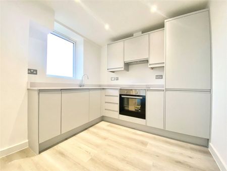 1 bedroom Flat in Oaklands Park, Berkshire - Photo 2