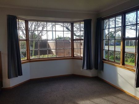 Sunny 3BR Home with garden! - Photo 2
