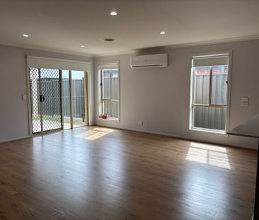 Great Family Living in Roxburgh Park - Photo 1