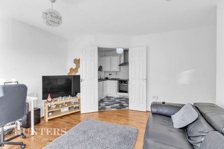 2 bedroom Flat To Let - Photo 2