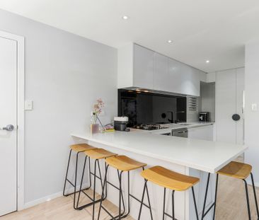 Fully Renovated & Highly Spacious Coastal Retreat - Photo 6