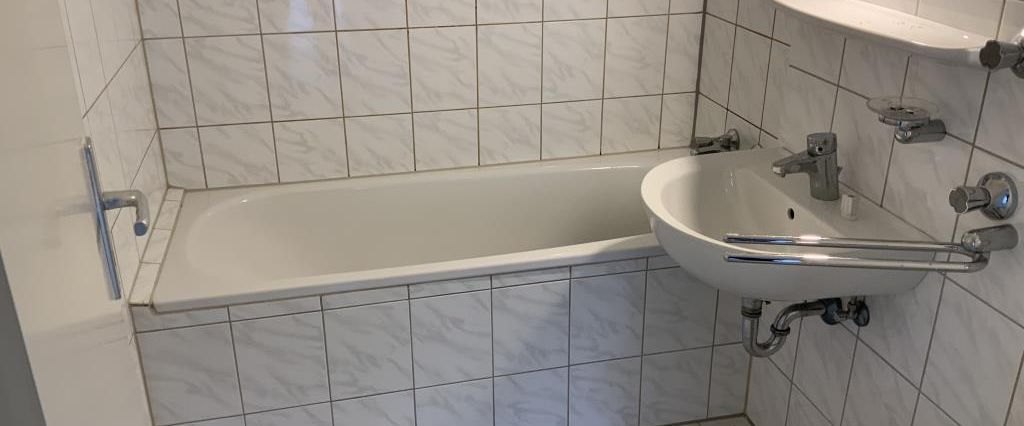 Erdgeschoss mit Badewanne und Balkon - Foto 1