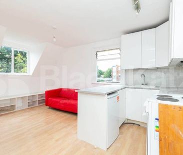 Top floor one double bedroom flat conveniently located close to tra... - Photo 1