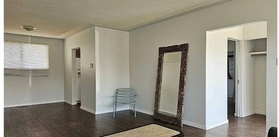 3 bedroom house in central edmonton - Photo 2