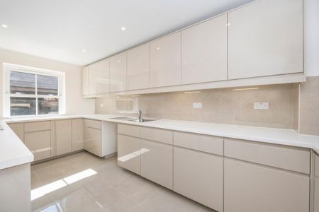 4 bedroom mews to rent - Photo 3