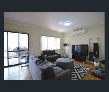 STUNNING 3 BEDROOM FAMILY HOME - Photo 5