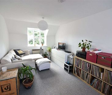 A wonderful top floor two bedroom flat - Photo 1