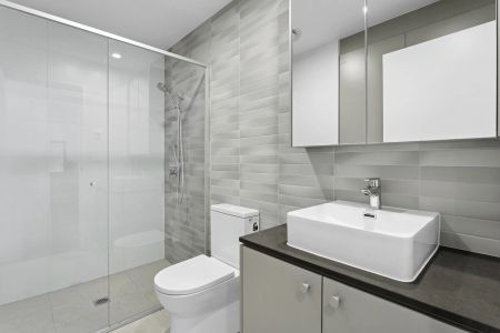 Near new apartment in a prime location! - Photo 3