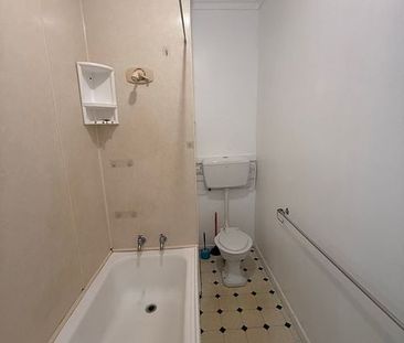 Sunny 2-Bedroom in city-end Karori - Photo 4