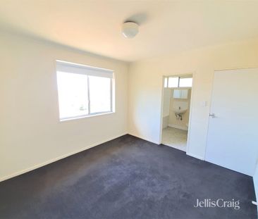 One-Bedroom Apartment - Photo 2