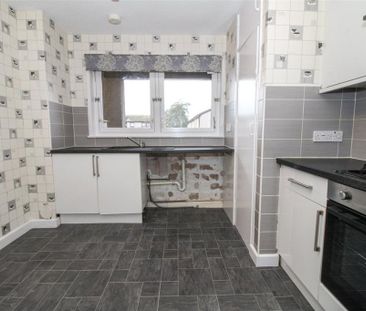 3 bedroom flat to rent - Photo 4