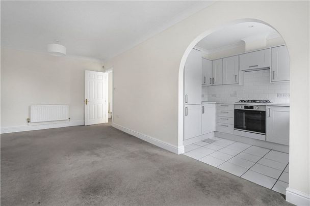 A first floor apartment situated close to city centre amenities. This property benefits from a newly fitted kitchen and bathroom. - Photo 1