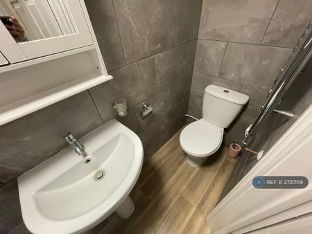 1 bedroom flat to rent - Photo 2