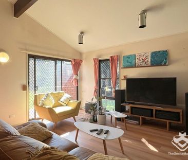 Peaceful home within 5 min to Shopping Centre and coveted schools - Photo 4