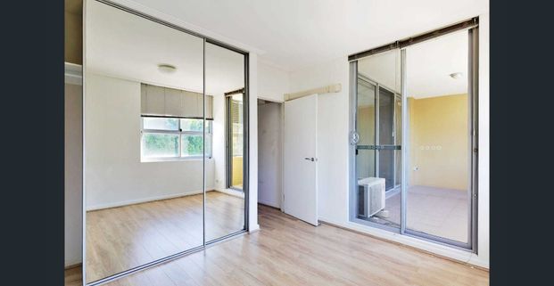 Modern & Spacious 3 Bedroom Apartment with Double Garage in the Portofino Building – Perfect for Family Living - Photo 1