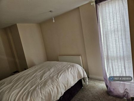 2 bedroom penthouse to rent - Photo 3