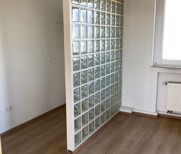 Fernblick inklusive: Renovierte, geräumige 2 Zimmer mit Balkon; Ab ... - Photo 1