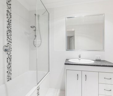 Modern Townhouse with Air Conditioning! - Photo 6