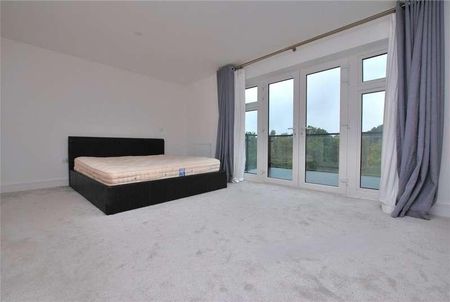 Waterfront Crescent, Mytchett, Camberley, Surrey, GU16 - Photo 4