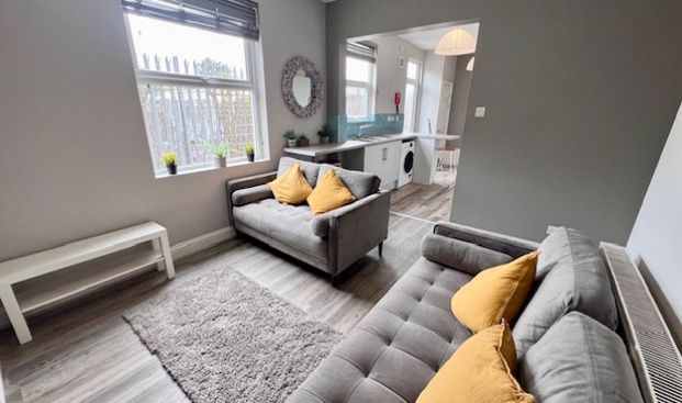 High Spec 5 bedroom House with 2 bathrooms - Photo 1