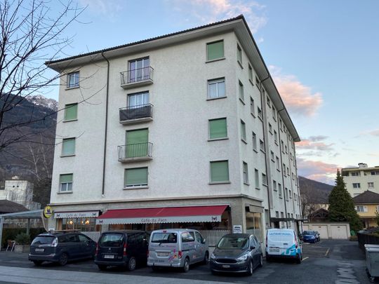 Appartement de 2.5 pièces au 1er étage avec ascenseur et à deux pas du centre commercial MCentral. - Photo 1
