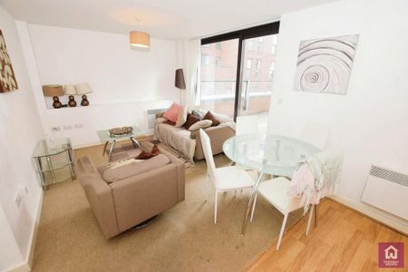 2 bedroom flat to rent - Photo 2