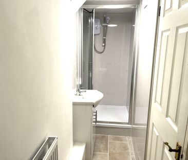 3 bedroom Mid Terraced House - Coventry Close, Stevenage - Photo 3