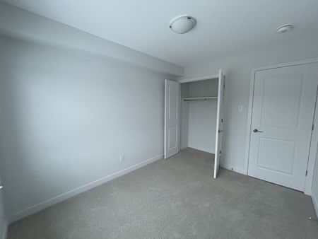 For Lease - 383 Mango Street, Blossom Park - Airport and Area, Ontario - Photo 2