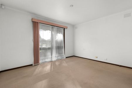 1 Rutherglen Way, Taylors Lakes VIC 3038 - Photo 2