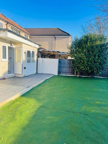 1 bedroom in a house share to rent - Photo 5