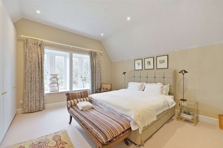 Situated on an historic private country estate this is a high-specification family home with private parking and gardens. - Photo 5