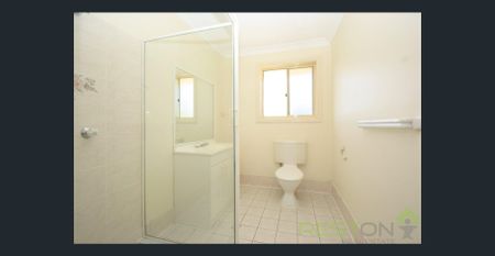 Spacious Three Bedroom Townhouse! - Photo 5