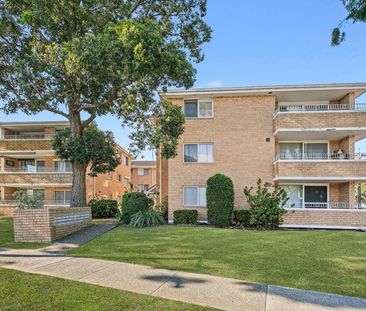 Renovated bright and sunny over sized unit - Photo 5