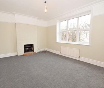 3 bedroom flat to rent - Photo 3