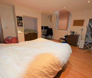 4 bedroom House in Crossfield Street, Leeds - Photo 1
