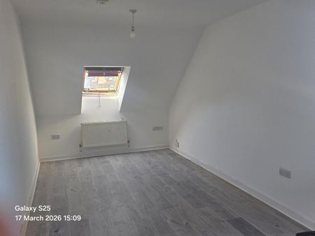 1 bedroom in a flat share to rent - Photo 2