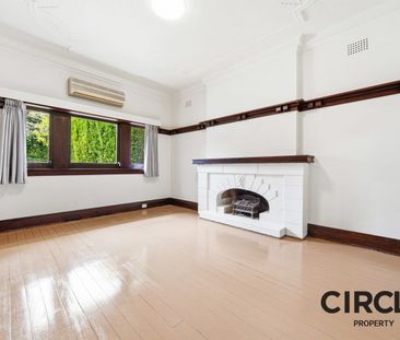 Spacious Four-Bedroom Family Home with Newly Renovated Kitchen - Photo 1