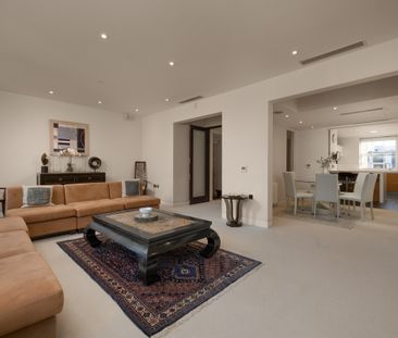 A two-bedroom penthouse duplex with direct lift access on Cadogan S... - Photo 2