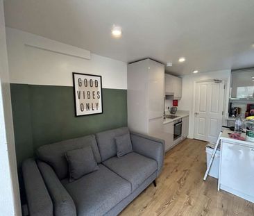 6 bed HMO working professionals in Winchester - Photo 2