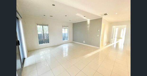 🏡 Fantastic Family Living by the Park! - Photo 1