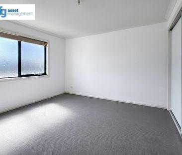 Modern & Low-Maintenance 2-Bedroom Townhouse in Prime Location - Photo 6