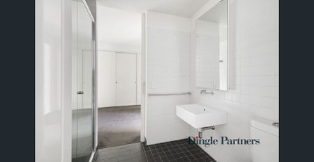 Spacious One-Bedroom Apartment in Prime Location - Photo 2