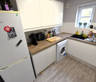 2 bedroom Flat in Flat 6, Leeds - Photo 2